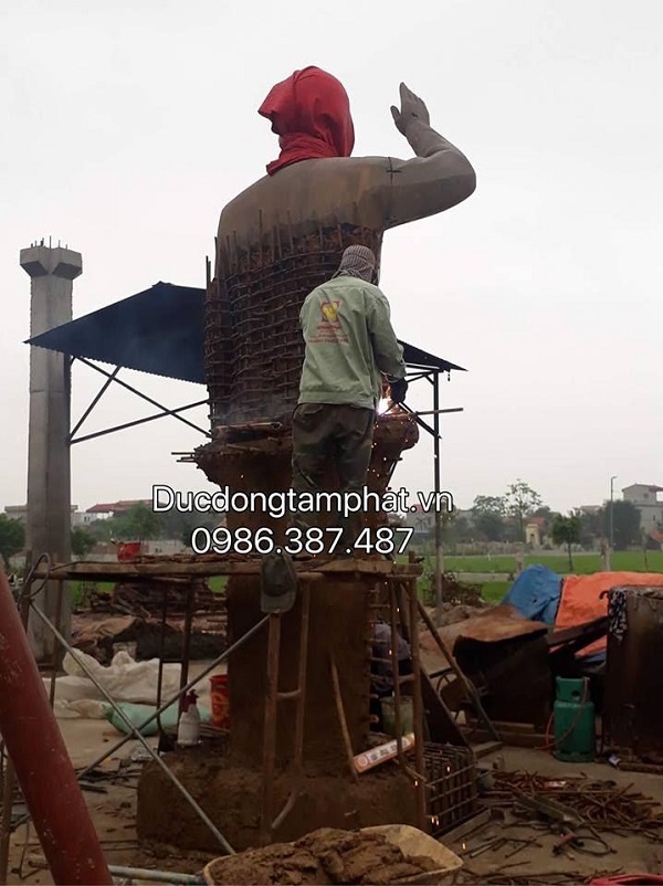 Sửa đúc tượng Bác Hồ bằng đồng cao 4m cho điện lực Hà Nội