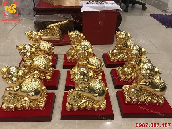 Heo đứng trên gậy như ý mang lại may mắn cho gia chủ.!!