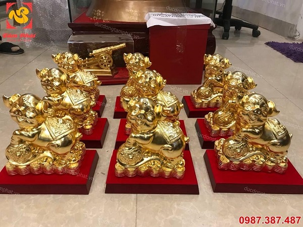 Heo đứng trên gậy như ý mang lại may mắn cho gia chủ.!!