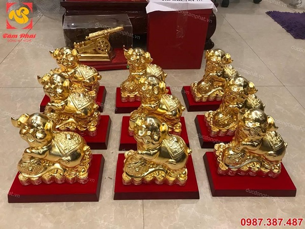 Heo đứng trên gậy như ý mang lại may mắn cho gia chủ.!!