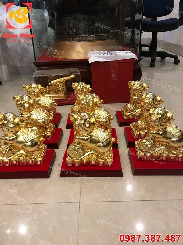 Heo đứng trên gậy như ý mang lại may mắn cho gia chủ.!!