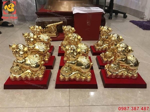 Heo đứng trên gậy như ý mang lại may mắn cho gia chủ.!!