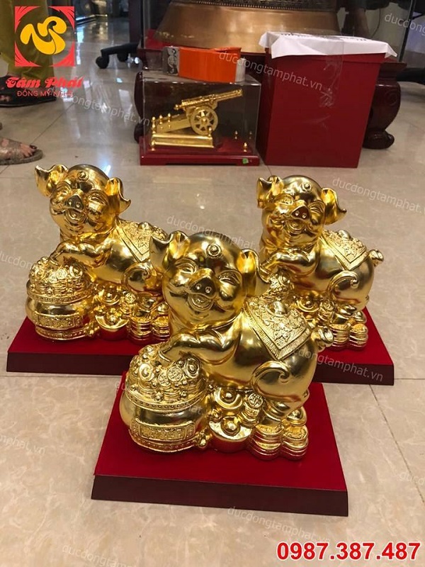 Heo đứng trên hũ tiền vàng mang may mắn cho gia chủ