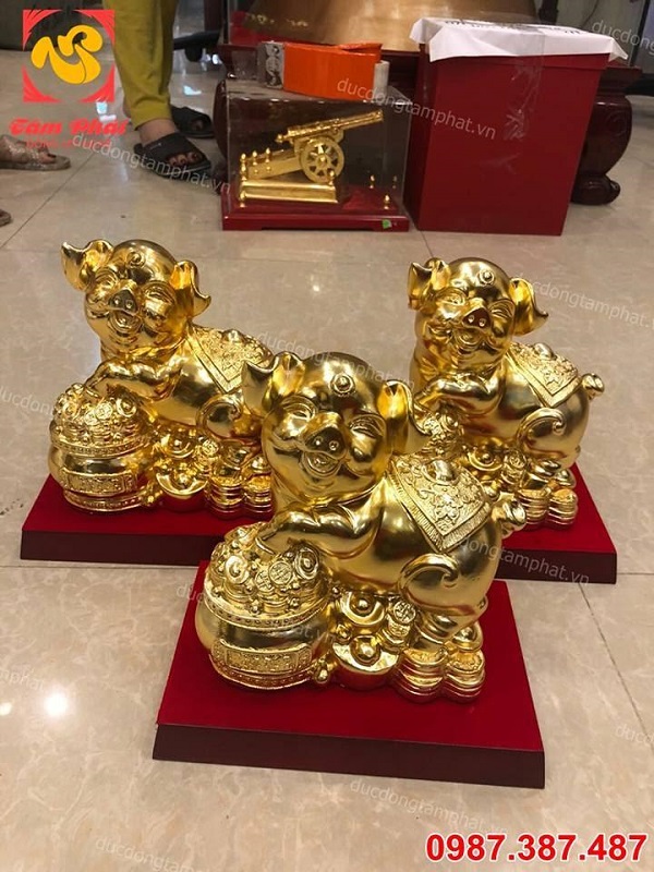 Heo đứng trên hũ tiền vàng mang may mắn cho gia chủ