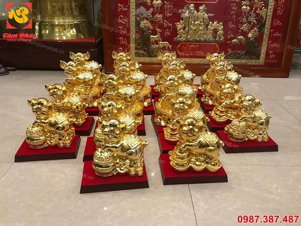 Heo vàng phong thủy đứng trên hũ tiền, mang về công danh, tài lộc, sức khỏe