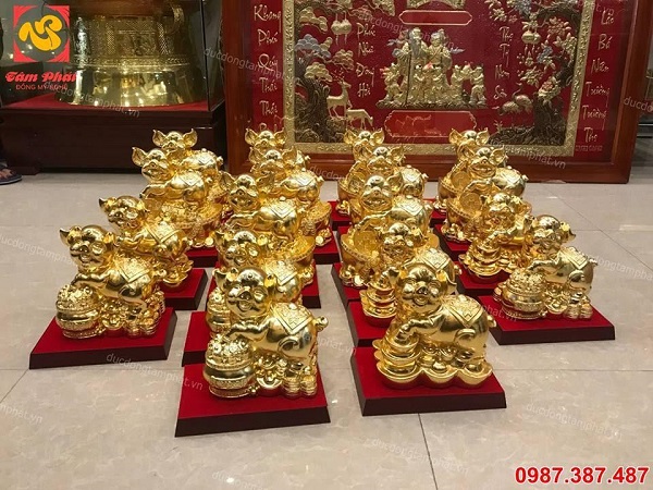 Linh vật lợn phong thủy mạ vàng đứng trên thỏi vàng, hũ tiền đẹp tinh xảo