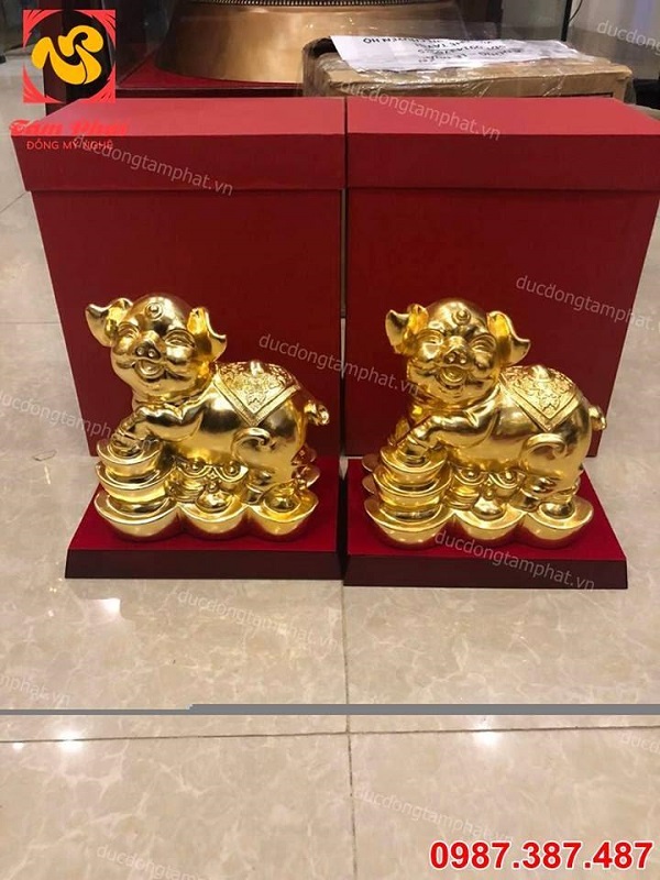 Linh vật lợn phong thủy mạ vàng đứng trên thỏi vàng, hũ tiền đẹp tinh xảo