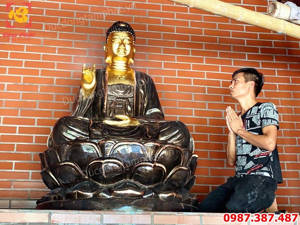 Đức Phật có công đức quảng đại, trí tuệ bất phàm, thấu rõ các chân lý trong cuộc đời. Bởi vậy, hình ảnh về Ngài luôn mang tính thiêng liêng. Đây cũng là lý do mà nhiều nhà chùa có nhu cầu thếp vàng tượng Phật. Mục đích là để tác phẩm bền đẹp với thời gian cũng như khẳng định sự tôn kính dành cho đấng thế tôn. Dưới đây là một công trình tiêu biểu của Đúc Đồng Tâm Phát. Xin mời quý vị cùng tham khảo, tìm hiểu! Hoạt động dát vàng lên tượng Phật một cách chuyên nghiệp  Quá trình thi công được thực hiện trực tiếp tại chùa. Chúng tôi đã có sự chuẩn bị vô cùng chu đáo. Trong đó, các nguyên vật liệu đều đảm bảo chất lượng. Cụ thể là những lá vàng quỳ 9999 cao cấp cùng loại keo kết dính chuyên dụng. Ngoài ra còn có một số phụ kiện khác hỗ trợ cho công đoạn thếp vàng tượng Phật.  >> Xem thêm quạt Mai Điểu và Tùng Hạc Mạ vàng - ý nghĩa của sự Thịnh Vượng và Trường Thọ Bằng đồng mạ vàng 24k.