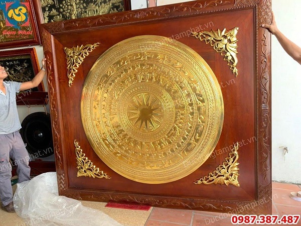 Tranh mặt trống đồng kích thước 1m55 khung gỗ 2m x 2m3 mạ vàng tuyệt đẹp