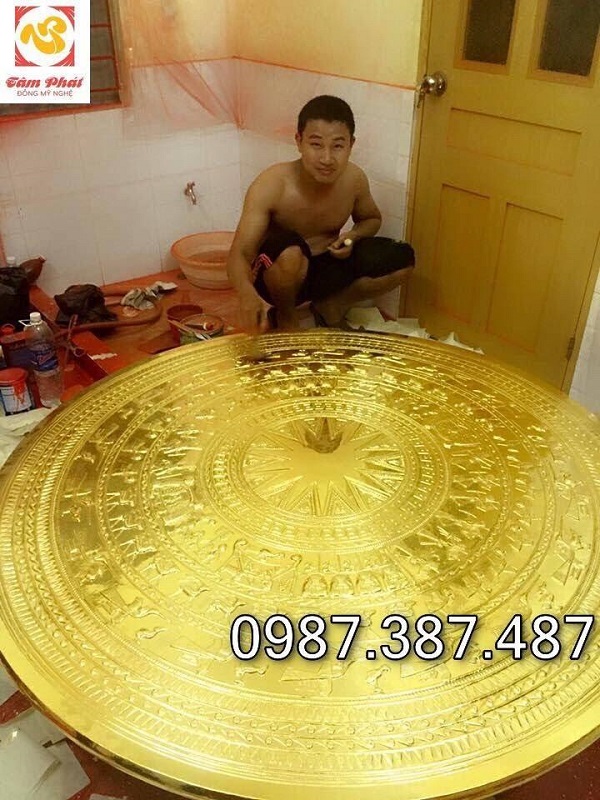 Tranh mặt trống đồng liền khung thếp vàng 9999 đường kính 1m2