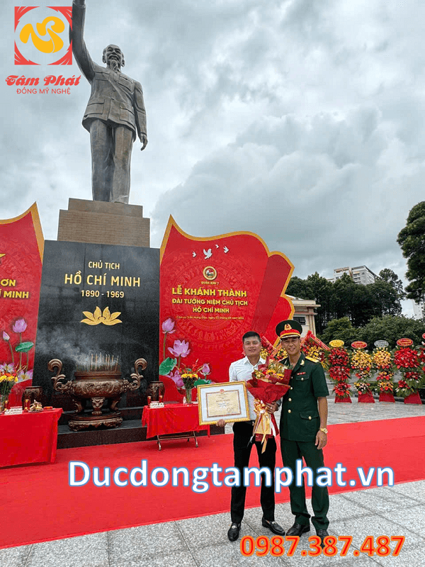 Tự Hào là đơn vị đúc Tượng Bác Hồ trong trái tim miền Nam cao 7m9 nặng 12 tấn cho Quân Khu 7