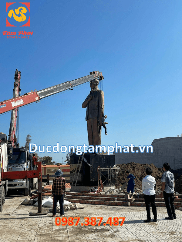Tượng Bác Hồ bằng đồng cao 6m lắp đặt tại Vĩnh Thuận - Kiên Giang