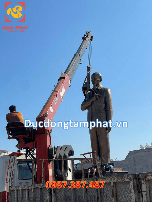 Tượng Bác Hồ bằng đồng cao 6m lắp đặt tại Vĩnh Thuận - Kiên Giang