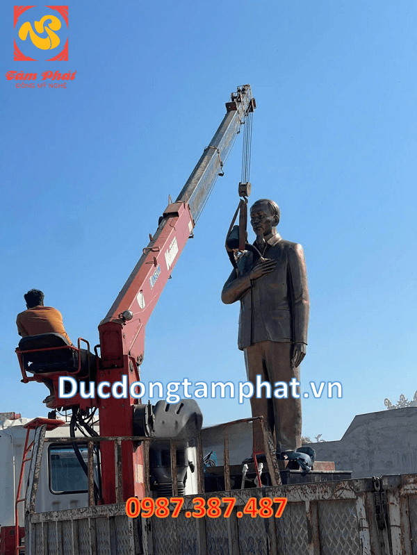 Tượng Bác Hồ bằng đồng cao 6m lắp đặt tại Vĩnh Thuận - Kiên Giang
