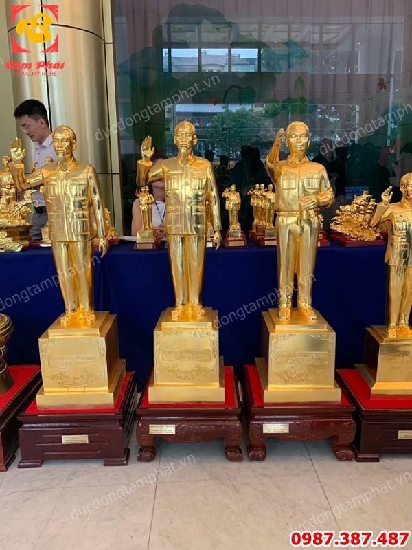 Tượng Bác Hồ bằng đồng mạ vàng 24k vẫy tay chào cao 1m1
