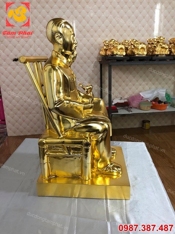 Tượng Bác Hồ Ngồi đọc báo cao 60cm đồng đỏ mạ vàng 24k cực đẹp