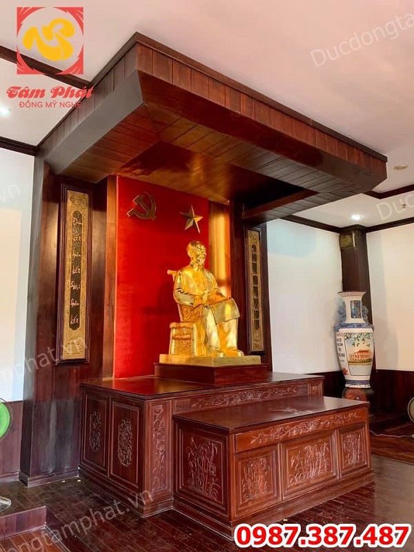 Tượng Bác Hồ ngồi đọc báo Nhân dân xã luận cao 1m27 tại bến Nhà Rồng thếp vàng 9999