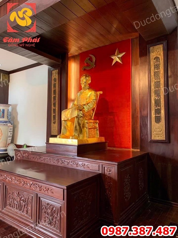 Tượng Bác Hồ ngồi đọc báo Nhân dân xã luận cao 1m27 tại bến Nhà Rồng thếp vàng 9999