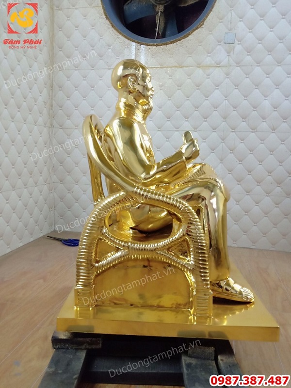 Tượng Bác Hồ ngồi đọc báo nhân dân xã luận cao 60cm mạ vàng 24k