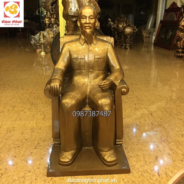 tuong-bac-ho-ngoi-doc-bao-song-dong-truyen-than-4