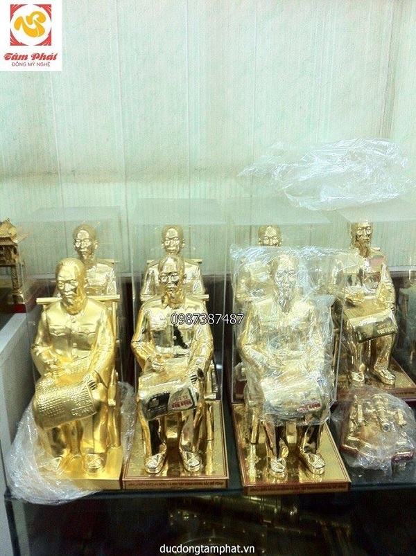 tuong-bac-ho-ngoi-doc-bao-thep-vang-9999-dep-an-tuong-2