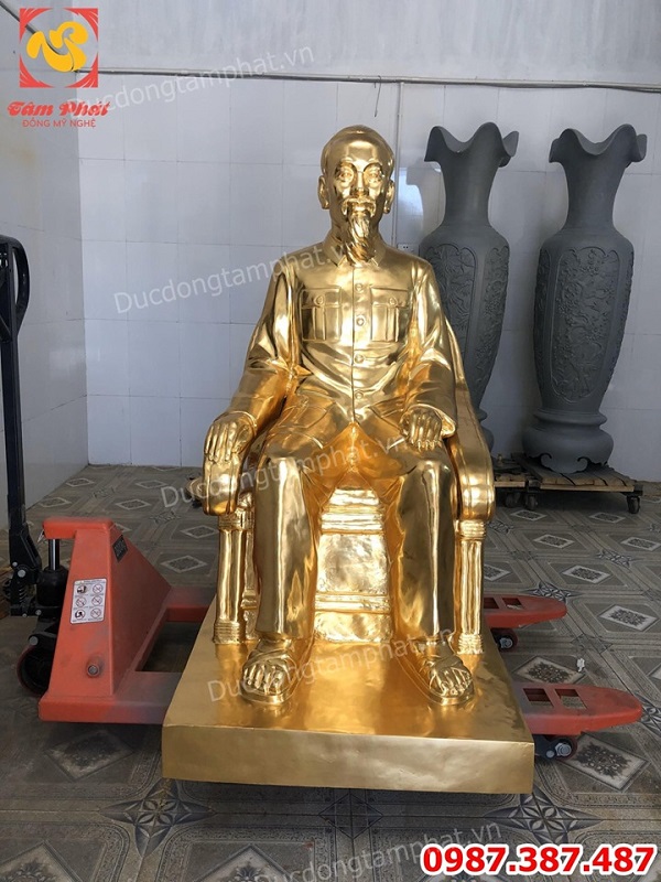 Tượng Bác Hồ ngồi ghế salon dát vàng 9999 cao 1m5 nặng 450kg đồng đỏ nguyên chất.!