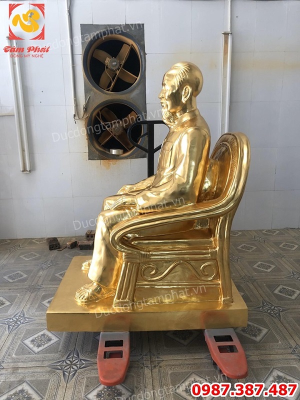 Tượng Bác Hồ ngồi ghế salon dát vàng 9999 cao 1m5 nặng 450kg đồng đỏ nguyên chất.!