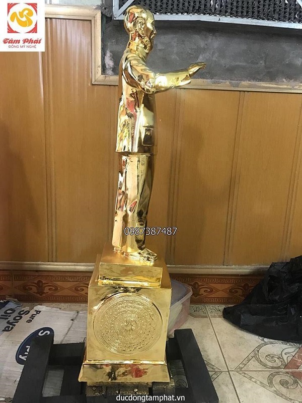 Tượng Bác Hồ vẫy tay chào cao 60cm, mạ vàng 24K