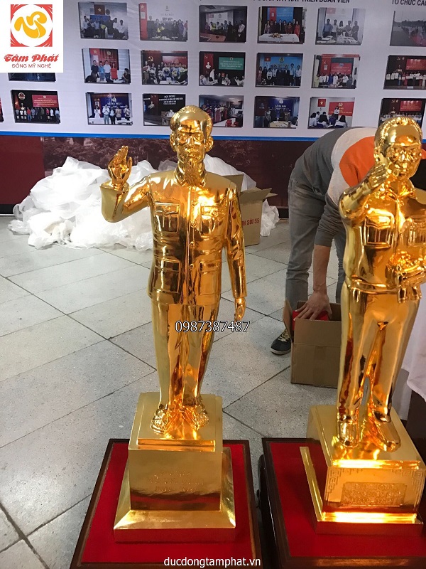 Tượng Bác Hồ vẫy tay chào và ý nghĩa tinh thần