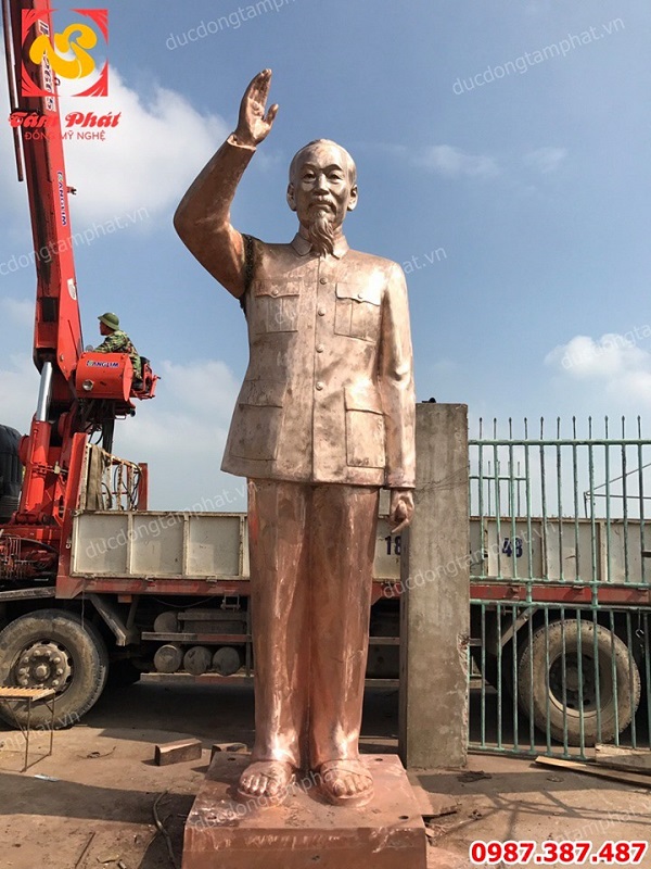 Tượng Bác Hồ vẫy tay chào cao 4m5 lắp đặt tại nhà máy lọc dầu Tĩnh Gia Thanh Hoá..