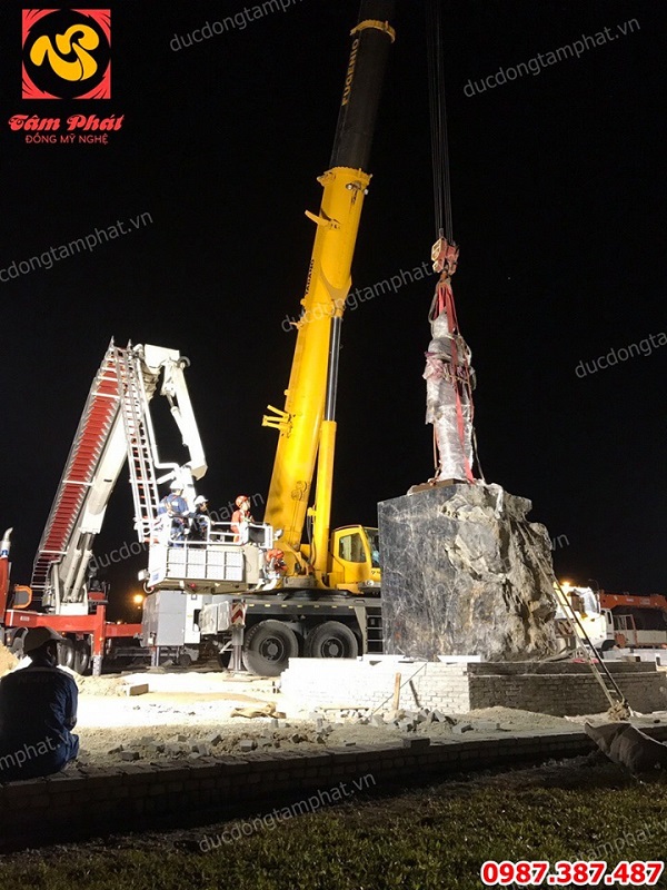 Tượng Bác Hồ vẫy tay chào cao 4m5 lắp đặt tại nhà máy lọc dầu Tĩnh Gia Thanh Hoá..