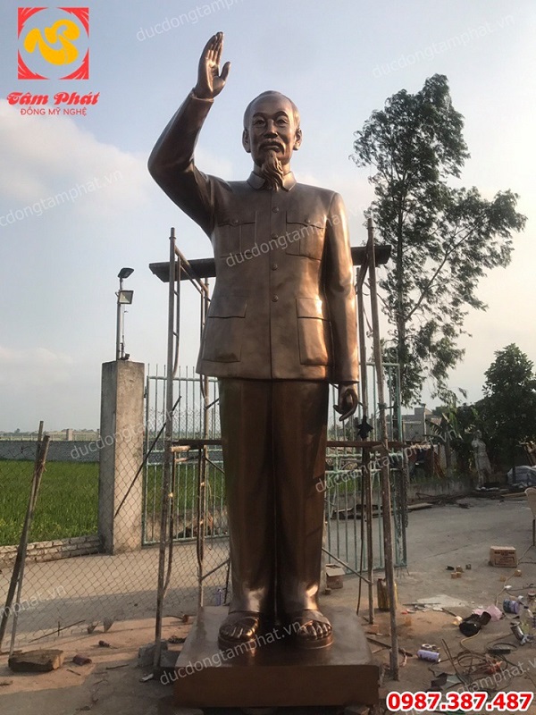 Tượng Bác Hồ vẫy tay chào cao 4m5 lắp đặt tại nhà máy lọc dầu Tĩnh Gia Thanh Hoá..