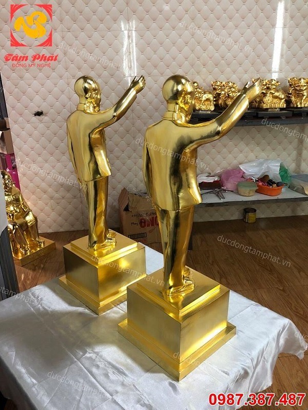 Tượng Bác Hồ vẫy tay chào cao 70cm mạ vàng 24k đẹp, thần thái