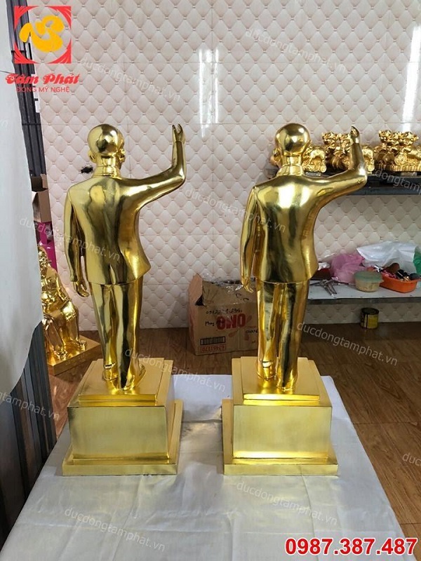 Tượng Bác Hồ vẫy tay chào cao 70cm mạ vàng 24k đẹp, thần thái