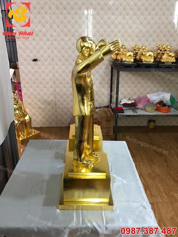 Tượng Bác Hồ vẫy tay chào cao 70cm mạ vàng 24k đẹp, thần thái