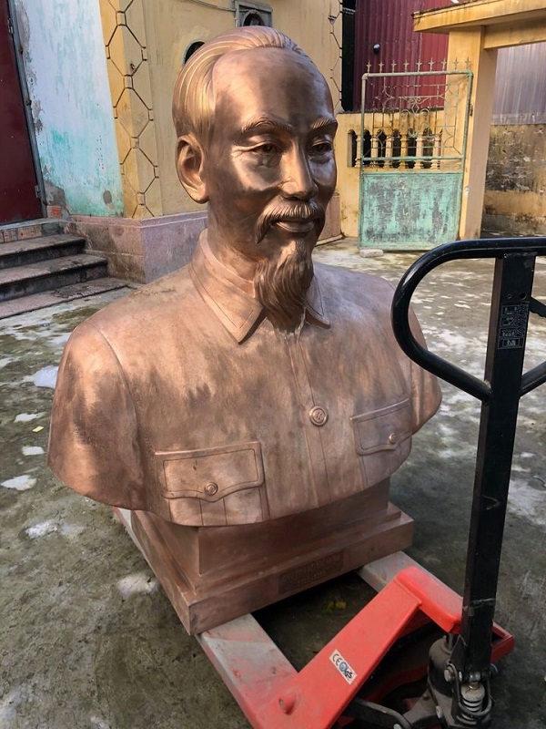 Tượng chân dung Bác Hồ cao 1m5 bằng đồng đỏ dát vàng 9999 đặt tại nghĩa trang Đồng Nai