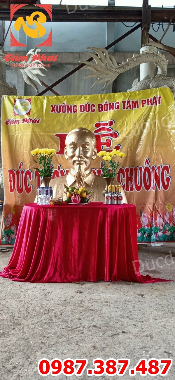Tượng chân dung Bác Hồ cao 1m5 bằng đồng đỏ dát vàng 9999 đặt tại nghĩa trang Đồng Nai