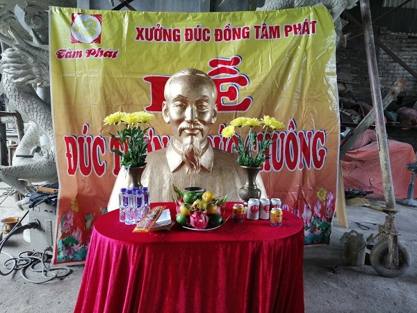 Tượng chân dung Bác Hồ cao 1m5 bằng đồng đỏ dát vàng 9999 đặt tại nghĩa trang Đồng Nai