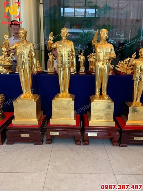 Tượng Đại tướng Võ Nguyên Giáp bằng đồng mạ vàng 24k chỉ tay chiến dịch cao 1m1