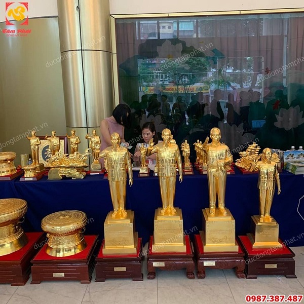 Tượng Đại tướng Võ Nguyên Giáp bằng đồng mạ vàng 24k chỉ tay chiến dịch cao 1m1