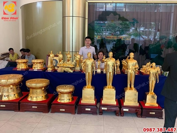 Tượng Đại tướng Võ Nguyên Giáp bằng đồng mạ vàng 24k chỉ tay chiến dịch cao 1m1
