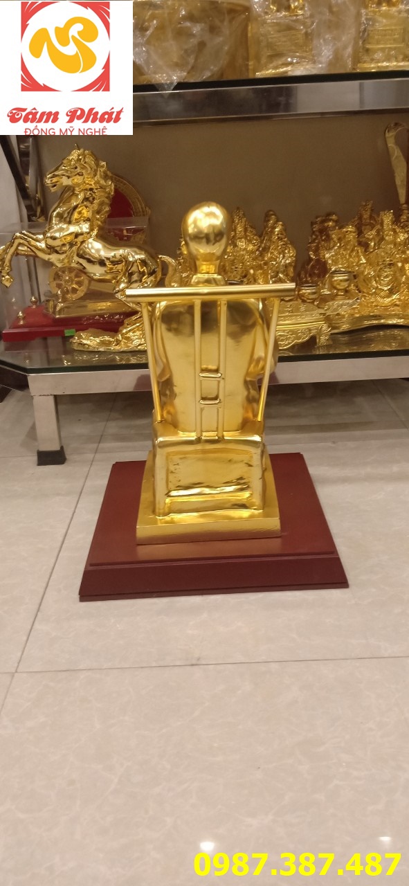 Tượng đồng Bác Hồ ngồi đọc báo mạ vàng 24k sang trọng, thần thái đủ kích thước
