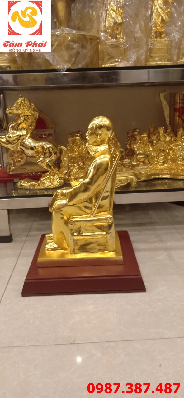 Tượng đồng Bác Hồ ngồi đọc báo mạ vàng 24k sang trọng, thần thái đủ kích thước