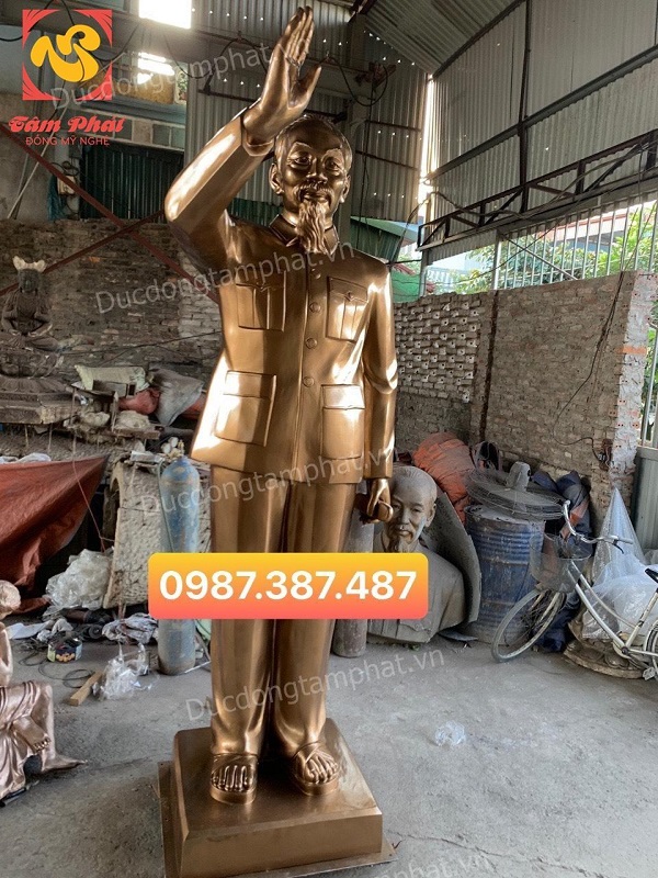 Tượng đồng Bác Hồ vẫy tay chào cao 3m nặng 1 tấn 2 đã bàn giao cho Sở chỉ huy quân sự tỉnh Đồng Nai