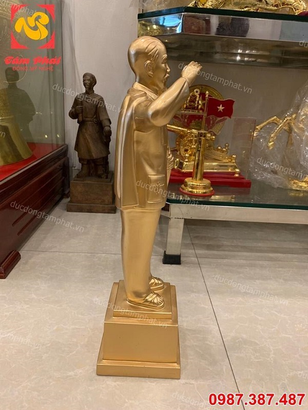 Tượng đồng Bác Hồ vẫy tay chào đẹp xuất sắc