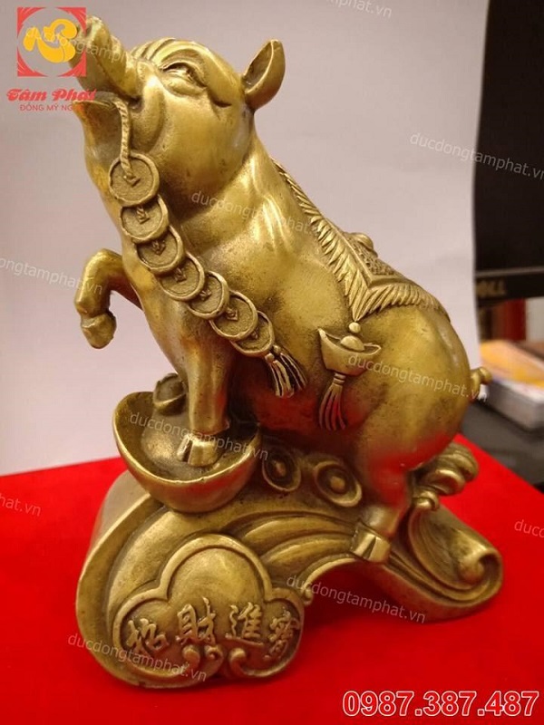 Tượng đồng heo phong thủy thích hợp với gia chủ tuổi nào
