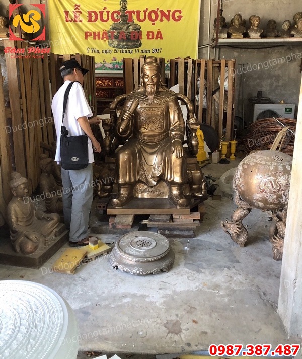 Tượng đồng Trần Quốc Tuấn cao 1m5 ngồi ngai nặng 1000kg vận chuyển sang bên Lào..!