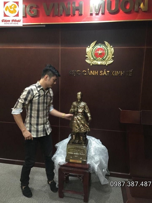 tuong-dong-tran-quoc-tuan-kham-tam-khi-tinh-xao-2