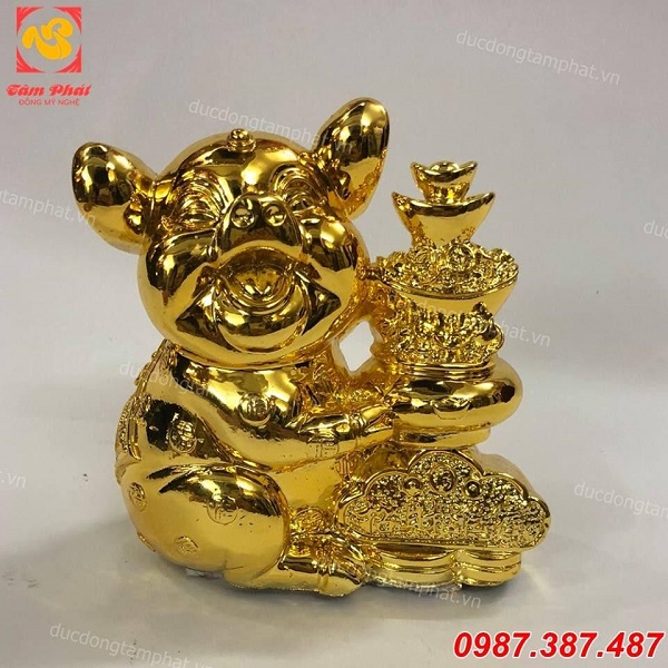 Tượng heo vàng bên tiền xu cổ và nén vàng đẹp tinh xảo