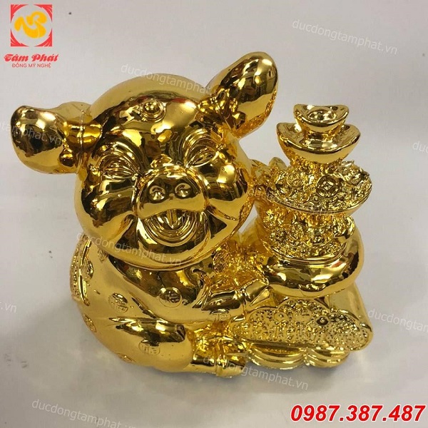 Tượng heo vàng bên tiền xu cổ và nén vàng đẹp tinh xảo